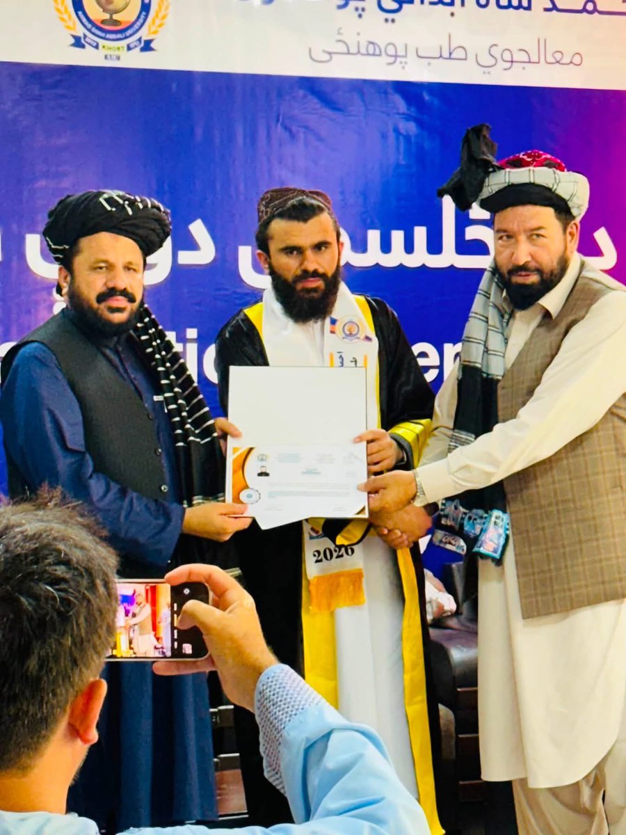 ChiefGhazi's tweet photo. زما زوی حاجي لیوال تڼي ته دې دطب پوهنځۍ څخه دې فراغت سند ترلاسه کړ ډېر زیات دې ورته مبارک وي! https://t.co/0o4Zi6jnDr