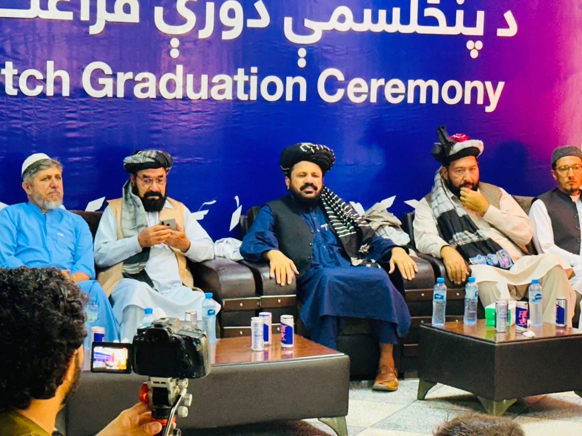 ChiefGhazi's tweet photo. زما زوی حاجي لیوال تڼي ته دې دطب پوهنځۍ څخه دې فراغت سند ترلاسه کړ ډېر زیات دې ورته مبارک وي! https://t.co/0o4Zi6jnDr