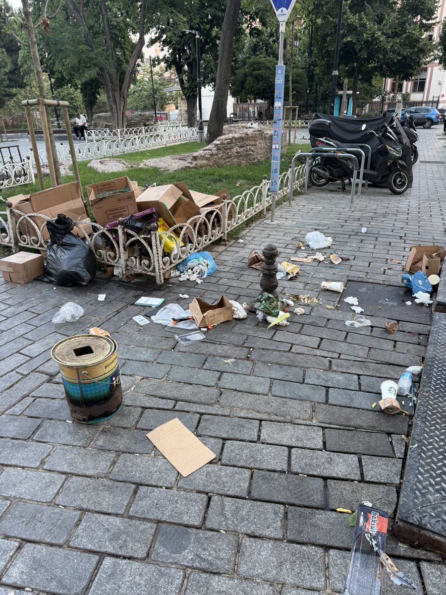 kayamerthasan_'s tweet photo. Sultanahmet Meydanı yarım saat önce.
İstanbul’un en turistik, vitrin yerlerinden biri burası ama pislikte Hindistan’la yarışıyor. Şu hale bak. https://t.co/OiVDv64VWK