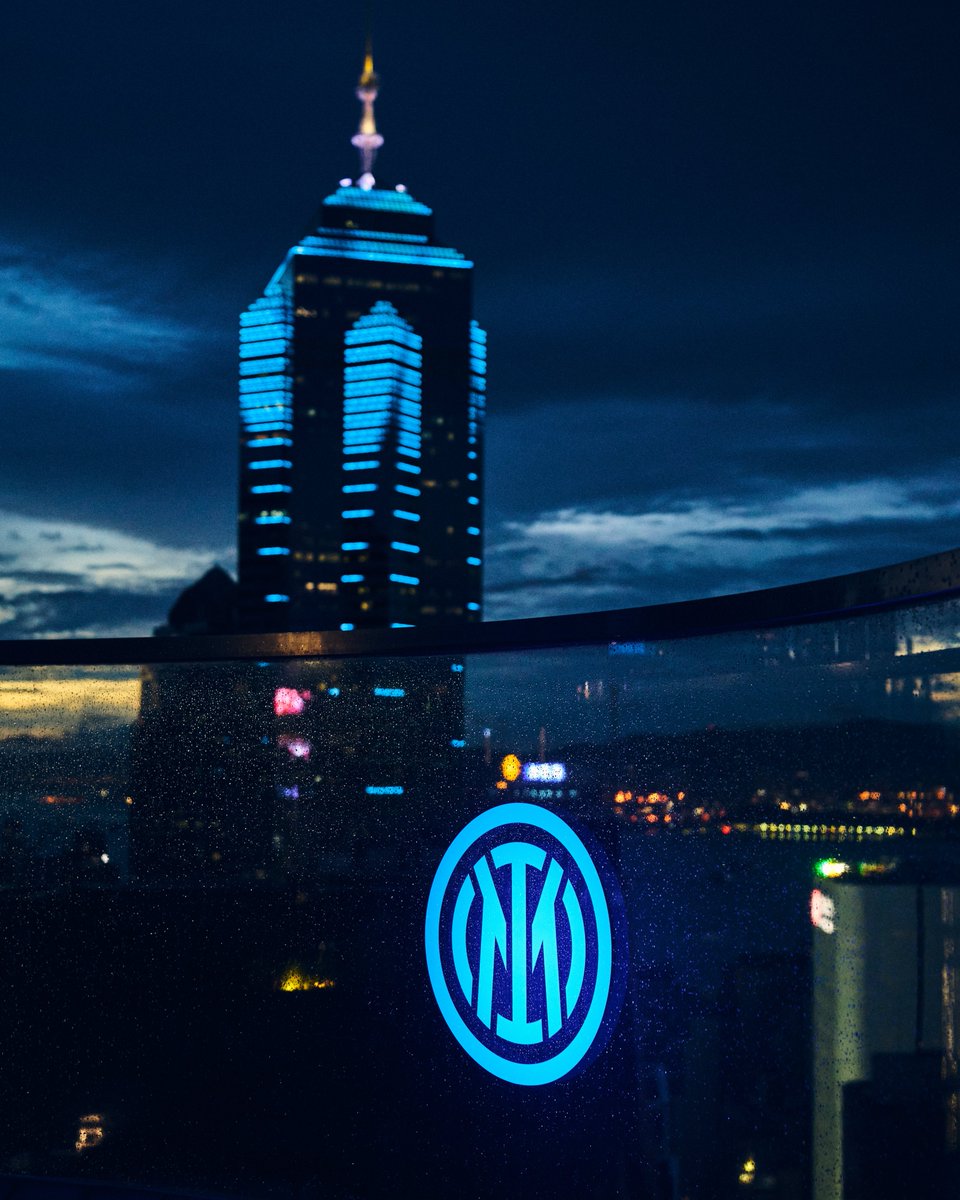 Inter's tweet photo. Hong Kong lights, Nerazzurri spirit 🇭🇰⚫🔵 https://t.co/N97g82tL9H