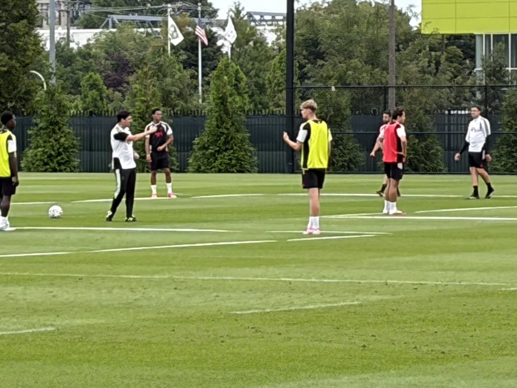 ptgorst's tweet photo. Giovanni Leoni and Jeremy Jacquet are working in the gym. Not involved in open training but Federico Chiesa is back. https://t.co/3fVT0h6dVT