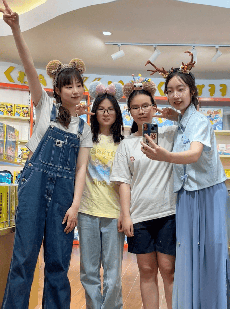 anrsh22's tweet photo. [拍了拍宿舍楼下的梧桐，把四年的风与笑声塞进毕业照的相框里，下次见呀，我的22号教学楼] https://t.co/jTWY1Ot7UU