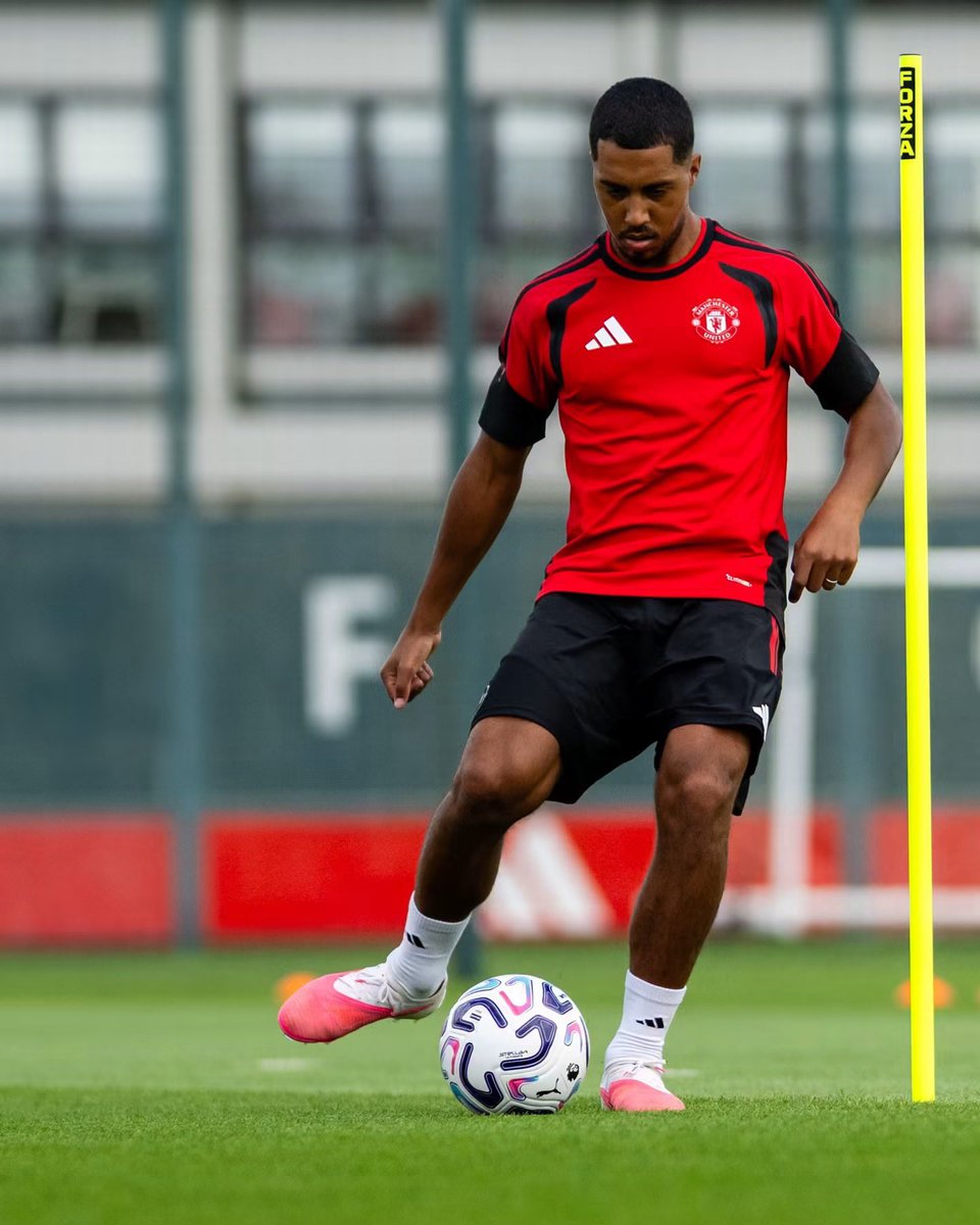 ChinoUTD's tweet photo. 🚨 Michael Carrick on Youri Tielemans first training session:

“We finished with an 11v11. I deliberately put Youri in the weaker side. New player, new teammates… sometimes the quickest way for someone to settle is to give them a bit more responsibility.

Halfway through the game I shouted, ‘Bruno… keep playing those forward passes. You can still get us back into this.’ There was no reply. Then I realised Bruno wasn’t even back yet. I’d been talking to Youri. After training I pulled him aside and said ‘Sorry… from a distance I genuinely thought you were Bruno.’ He just laughed. 

I told him, ‘That’s a compliment, by the way. You already see the game the way we want our midfielders to see it. The attacking side is already there. Now let me turn you into the midfielder nobody wants to play againstt”