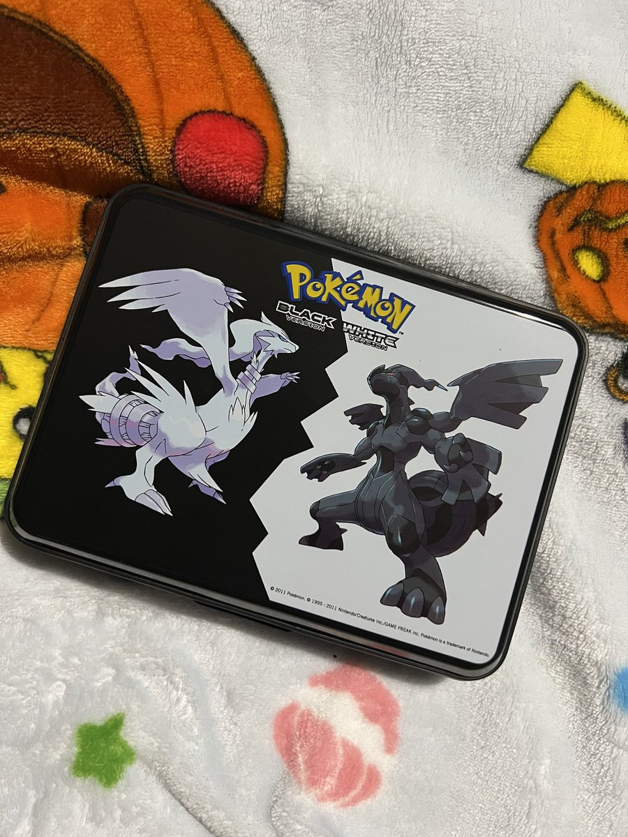 ShinyHunterLin's tweet photo. The ds doesn’t fit with the clear cover on it but that’s okay, if I want to use the carrying case I was probably gunna take it off anyway and possibly just stick the stickers on the ds itself? Dunno yet. 💖 https://t.co/R09mzOMIEz