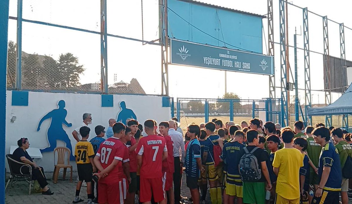 vp_izmir's tweet photo. Karabağlar’da faaliyet gösteren spor kulüplerimizin yöneticileri ve sporcularıyla birlikte basın açıklaması yaptık.

Karabağlar’da 36 futbol kulübünün tek sahayı paylaşması kabul edilemez. Gençleri kötü alışkanlıklara değil, spora yönlendirecek tesisler hayata geçirilmelidir. https://t.co/QX5XYC7HaC