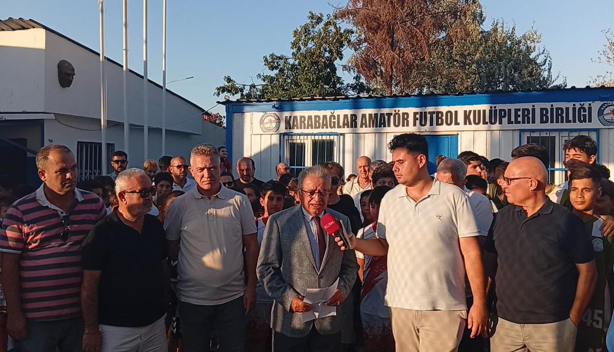 vp_izmir's tweet photo. Karabağlar’da faaliyet gösteren spor kulüplerimizin yöneticileri ve sporcularıyla birlikte basın açıklaması yaptık.

Karabağlar’da 36 futbol kulübünün tek sahayı paylaşması kabul edilemez. Gençleri kötü alışkanlıklara değil, spora yönlendirecek tesisler hayata geçirilmelidir. https://t.co/QX5XYC7HaC