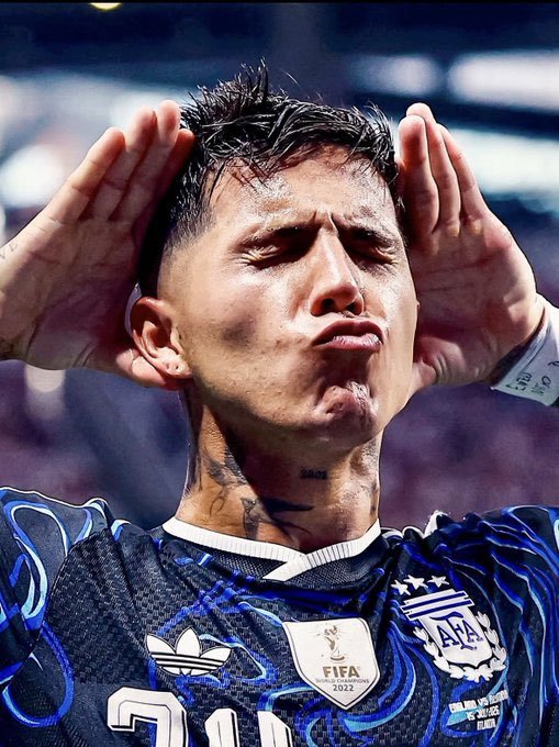 wydcasmir's tweet photo. 🚨In a recent interview yesterday, Chelsea co-owner Todd Boehly did not hold back when asked about the fallout from Enzo Fernández’s goal celebration during Argentina’s World Cup semi-final victory over England.

"We will have to suspend Enzo Fernández and maybe loan him out of Chelsea because we have received several racist gossip from the locker room as well,” 

Boehly stated. “We have no choice but to suspend him. He did not just disrespect our team he disrespected England as a whole.”

 Boehly emphasised that the decision was not taken lightly, citing both external pressure and reported unease within the dressing room as key factors forcing the club’s hand.