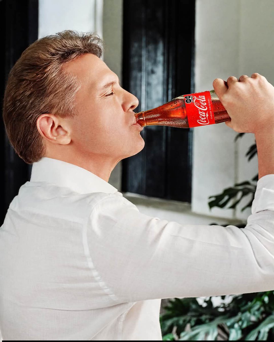 FCMickyunSol84's tweet photo. 35 años después se reencuentran nuevamente @LMXLM y @CocaColaMx celebrando los 100 años de Coca Cola México 
📷 Cortesía RRSS Luis Miguel
#LuisMiguel #Sol #México #Rey #Incondicionales #Chile #FCMickyUnSol84 #CocaCola https://t.co/yfI6g9JaQL