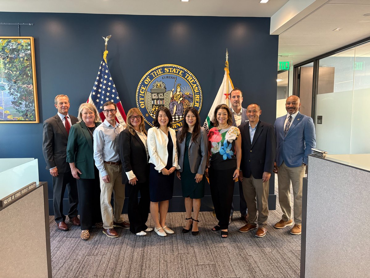 ScholarShare529's tweet photo. Join us in welcoming Amy Tong to the ScholarShare Investment Board! This week, CA Treasurer @fionama, CPA, Chair of the Board, administered the oath of office to Amy as she officially began her service. https://t.co/x13cOTKCuj
