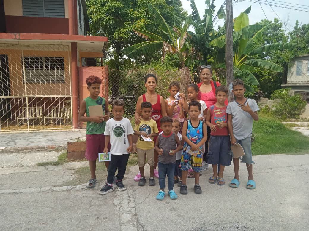 CubaMES's tweet photo. 🙌 La Facultad de Educación Básica y la carrera Lic. en Educación Preescolar de la @Universidad_UDG extiende su labor con el Curso de Verano: "Comunicación, Sentidos y Arte en familia", en varios Consejos Populares de Manzanillo.

ℹ️📷 #UDGranma
#Cuba #UniversidadCubana🇨🇺 https://t.co/bfxObN8SAn
