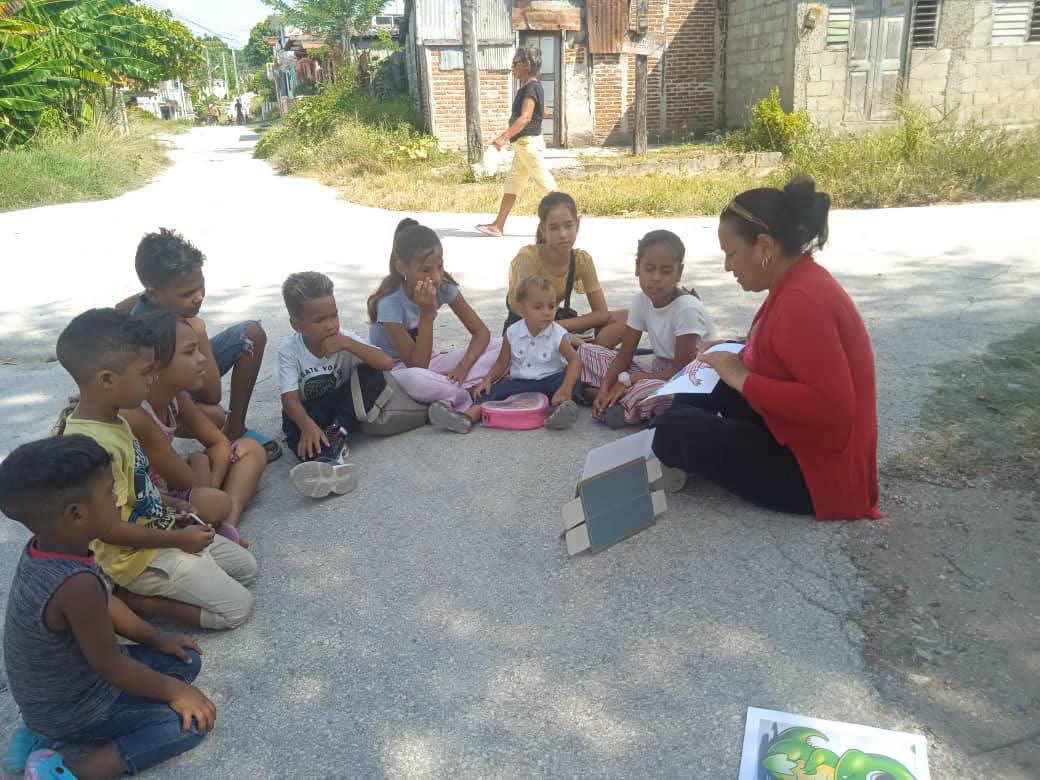 CubaMES's tweet photo. 🙌 La Facultad de Educación Básica y la carrera Lic. en Educación Preescolar de la @Universidad_UDG extiende su labor con el Curso de Verano: "Comunicación, Sentidos y Arte en familia", en varios Consejos Populares de Manzanillo.

ℹ️📷 #UDGranma
#Cuba #UniversidadCubana🇨🇺 https://t.co/bfxObN8SAn
