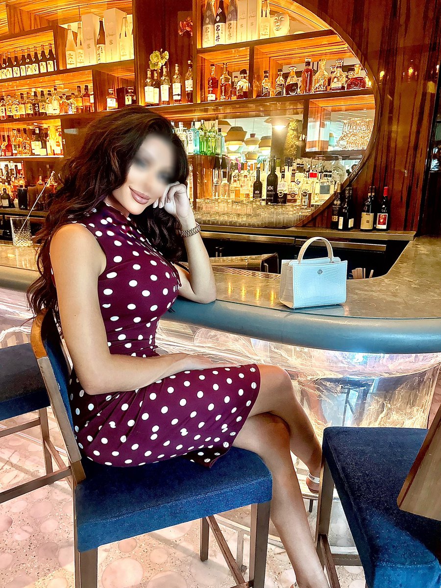 AriannaTamasi's tweet photo. Time for your afternoon pick me up 🥂 https://t.co/Aui34UcYio