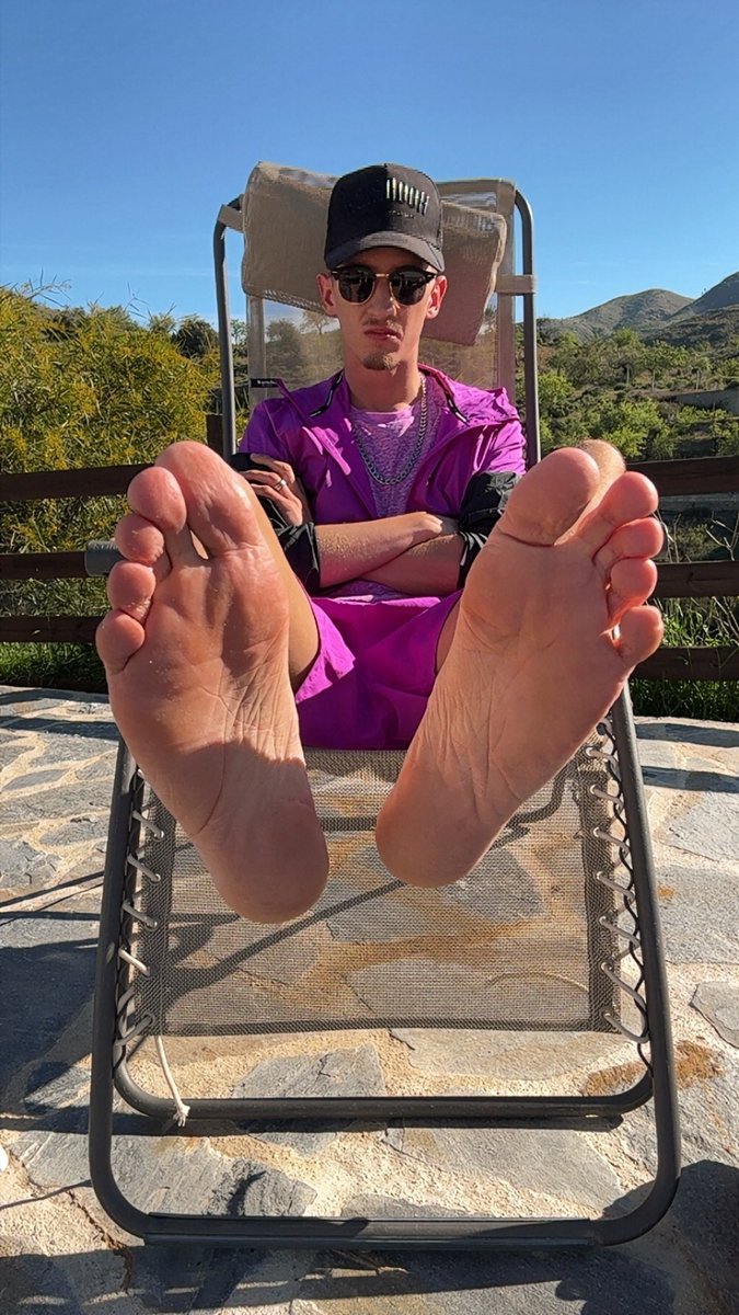 ChavCharlieKing's tweet photo. It’s the end of July & the start of the weekend! 😏
My sweaty soles are in dire need of a good worship so time to get doing the job you was born to do boys 🫡🙇🏽♂️
50% OF sale on now 🔥
#MasterCharlie #RoadmanStyle #ScallyLife #FreshKicks #Nike #AirMax #GymLife #StreetFashion #UKModel #Lifestyle