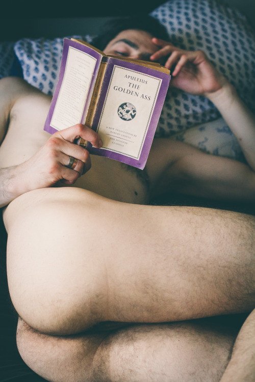 Valley_Boy_84's tweet photo. Who wants to read with me? https://t.co/lNw2Bmzc1b