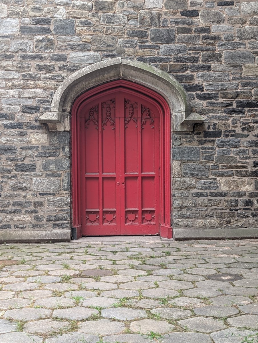 blackswantrader's tweet photo. #nyc #church #reddoor https://t.co/utad6pFhOP