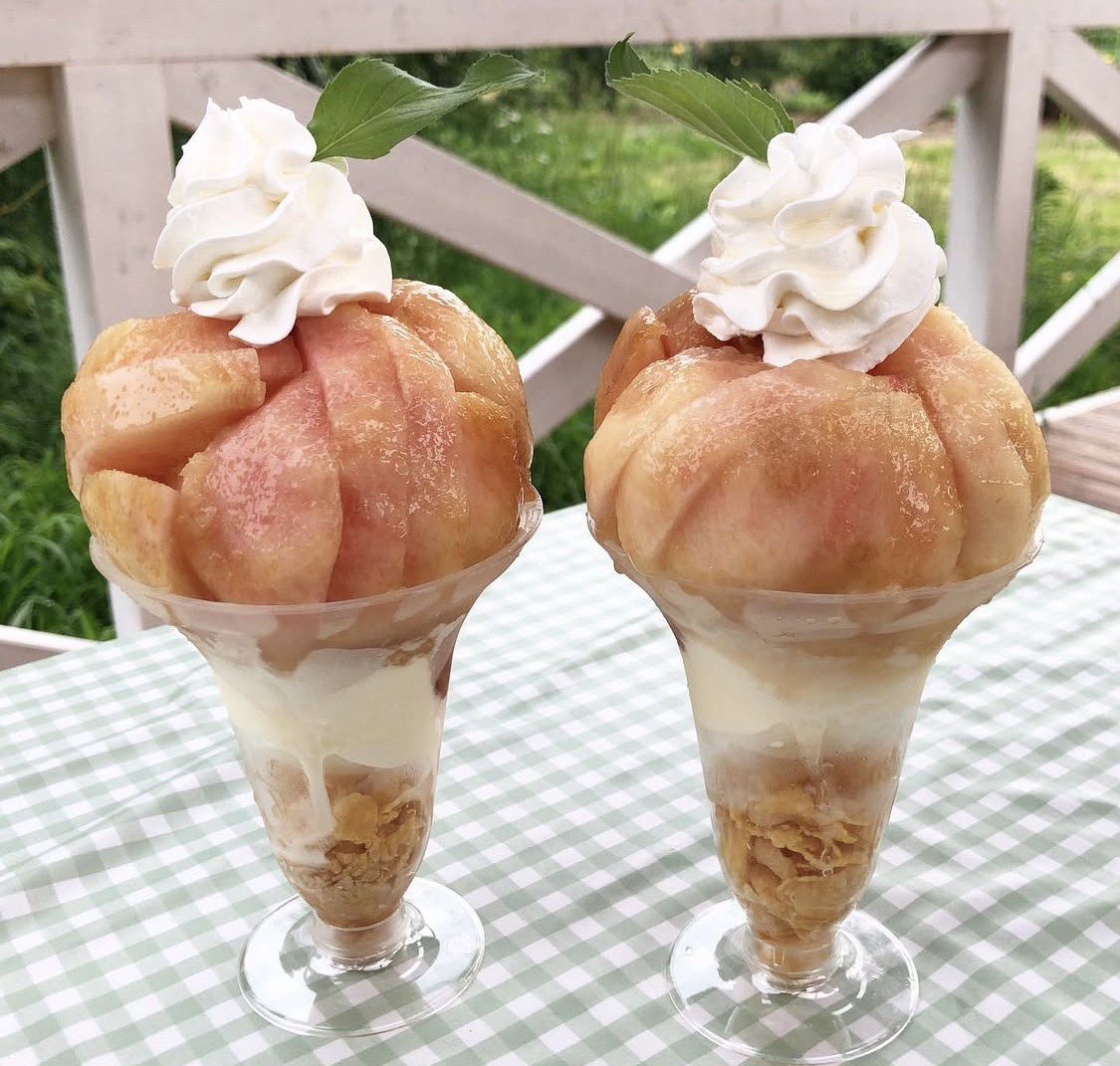 Fukushima_sanpo's tweet photo. やっぱり安い🍑
桃を丸ごと1個も贅沢に使ったパフェが、なんと900円🍑

ほかの県なら2000円はしそう…？
桃大国・福島だからこそだよね🤭 https://t.co/koLJmLZvvZ