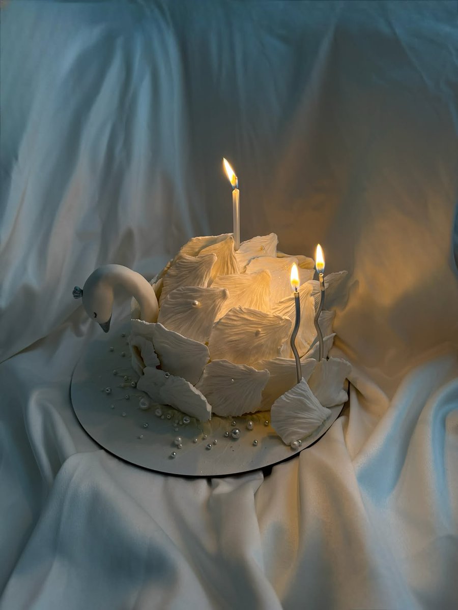 Vibranica's tweet photo. swan cake https://t.co/yiiiUK7GZK