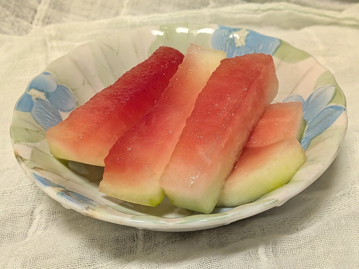 akktmy's tweet photo. 昨夜は足が攣って、攣って、攣って仕方がなかったな💦
しっかり水分は摂っているつもりでも、まだ足りないのかな？
西瓜の皮の塩漬けで、塩分補給もしてみよう〜🍉
それとも筋肉疲労かしら？
よくほぐさなくちゃね！ https://t.co/WDR1QyacMg