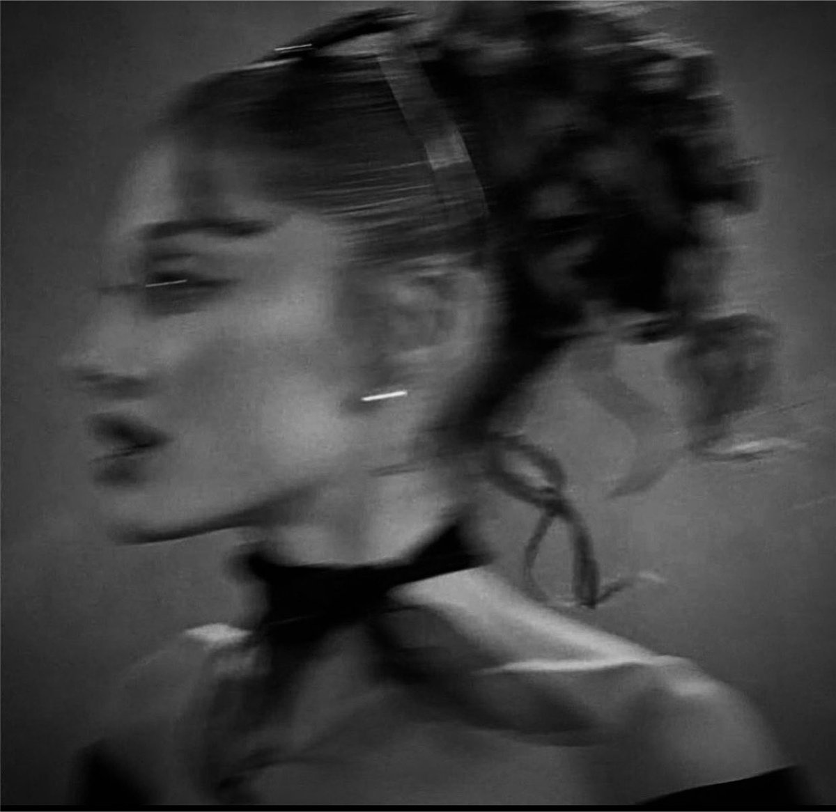 fingermelevi's tweet photo. ARIANA https://t.co/9eW5MRQEKs