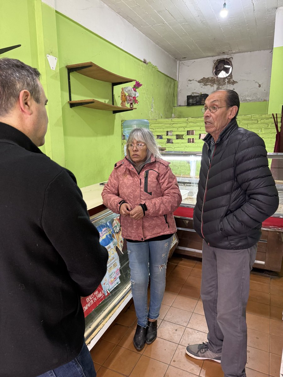 FacundoPrieto's tweet photo. Gladys, Emanuel y Pablo están cansados de vivir con miedo por la inseguridad en el barrio.
Los vecinos no merecen más promesas: merecen respuestas y hechos concretos.

Es momento de actuar para recuperar nuestras calles. https://t.co/3r0HseR6EV