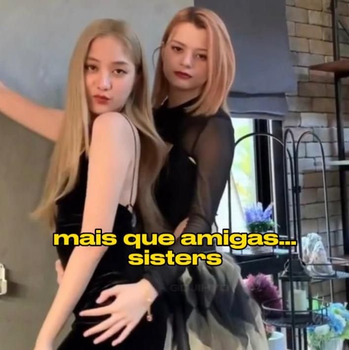 acervofreenbeck's tweet photo. Vou compartilhar minha maluquice com vocês. Eu tenho para mim que a Becky faz questão de se superar em todos os presentes de aniversário que dá para a Freen. Mas, depois do último aniversário, em que ela deixou a Netflix para entregar um buquê de flores, ela elevou tanto a própria régua que eu realmente não sei o que ela poderia fazer para superar isso. Tenho algumas ideias do que poderia chegar lá:

1. Entrar com o Fluffy, com a mãe ou com os dois;
2. Colocar uma música romântica própria no edit;
3. Dar um outro filho para a Freen;
4. Comprar passagens de avião para as montanhas;
5. Meter um BB da Nong e deixar claro que a Freen é dela.

De qualquer forma, só o fato de ela apoiar a Freen já vai me deixar feliz.