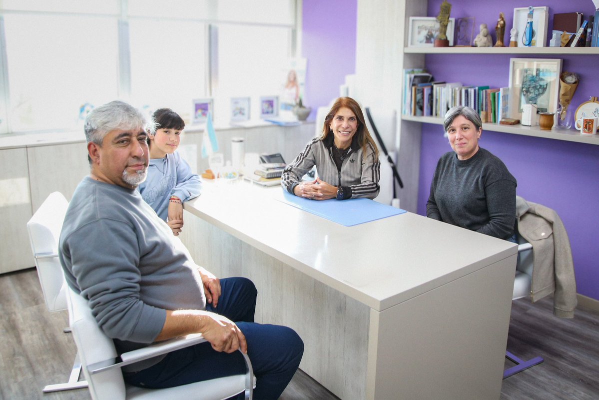 magdysierra's tweet photo. 💬 | Junto a la diputada @rominambarreiro, recibimos a Hugo Ledesma. 

Conversamos sobre la coyuntura y la necesidad de estar presente en los territorios para contener las consecuencias de las políticas de Milei. 

Entre todxs tenemos que reconstruir un proyecto político que devuelva la felicidad a nuestros vecinxs.