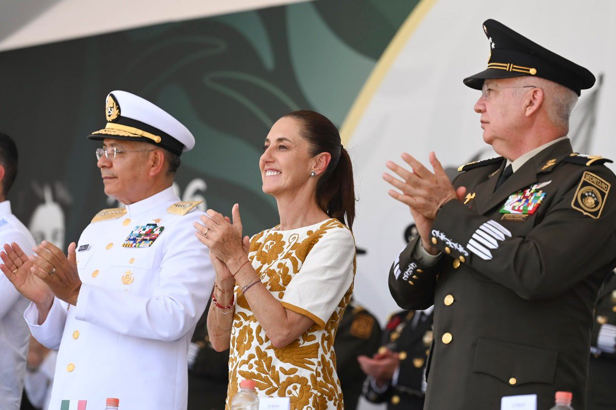 SergioSalomonC's tweet photo. Este viernes tuve el honor de acompañar a nuestra Presidenta, la Dra. @Claudiashein, en la ceremonia de graduación de las y los cadetes de la Heroica Escuela Naval Militar, Generación 2022-2026, celebrada en Alvarado, Veracruz. 🇲🇽

Un gusto saludar al Almirante Raymundo Pedro Morales Ángeles (@AlmiranteSrio), titular de la @SEMAR_mx, y reconocer la labor que realiza la Armada de México al servicio de nuestro país.  
Las y los jóvenes que hoy concluyen esta etapa representan el compromiso, la disciplina y la vocación de servicio que distinguen a quienes han decidido dedicar su vida a México.

Mi felicitación a los egresados, así como a sus familias y docentes. ¡Mucho éxito en esta nueva etapa de servicio a la nación!