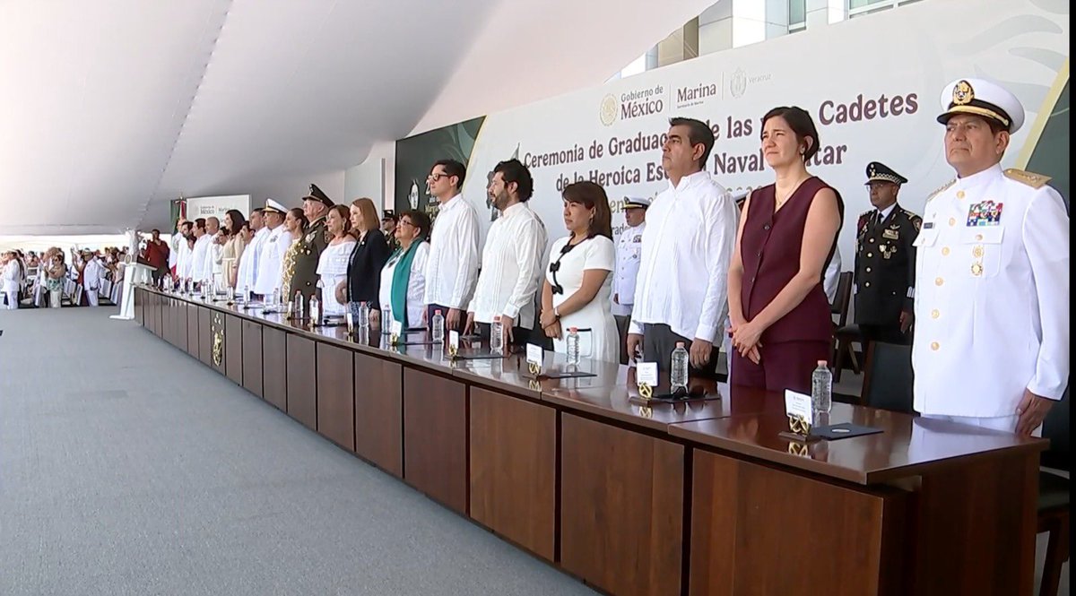 SergioSalomonC's tweet photo. Este viernes tuve el honor de acompañar a nuestra Presidenta, la Dra. @Claudiashein, en la ceremonia de graduación de las y los cadetes de la Heroica Escuela Naval Militar, Generación 2022-2026, celebrada en Alvarado, Veracruz. 🇲🇽

Un gusto saludar al Almirante Raymundo Pedro Morales Ángeles (@AlmiranteSrio), titular de la @SEMAR_mx, y reconocer la labor que realiza la Armada de México al servicio de nuestro país.  
Las y los jóvenes que hoy concluyen esta etapa representan el compromiso, la disciplina y la vocación de servicio que distinguen a quienes han decidido dedicar su vida a México.

Mi felicitación a los egresados, así como a sus familias y docentes. ¡Mucho éxito en esta nueva etapa de servicio a la nación!