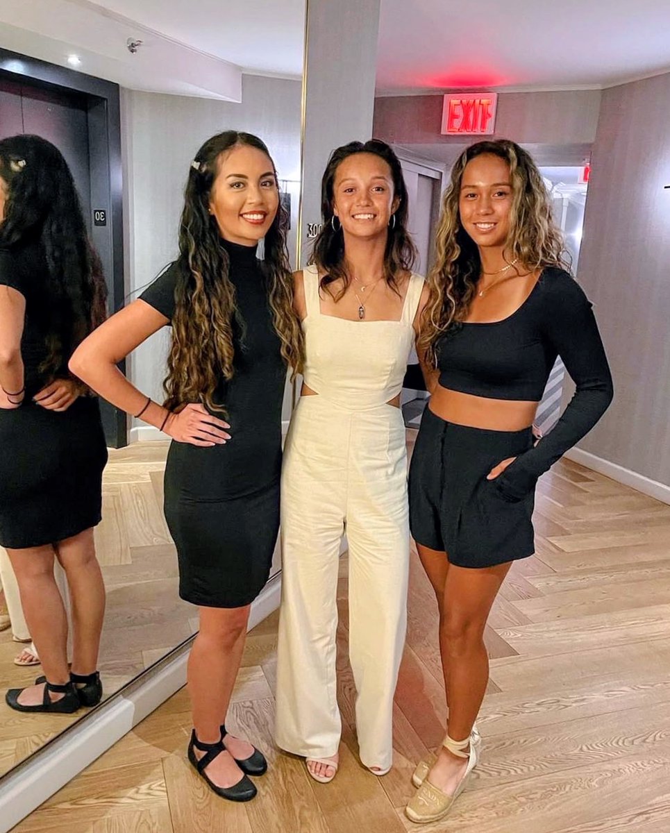 leylah_fanpage's tweet photo. Did you know that Leylah Fernandez has two other siblings? Big sis is a doctor, a dentist, little sis Bianca is a D1 athlete at UCLA and they’ll be playing doubles in Toronto! What a very accomplished family! 😍👏✨
#Vamos. Allez. Laban. 🇨🇦🇵🇭🇵🇪🇪🇨 https://t.co/lEk6xg0fCH