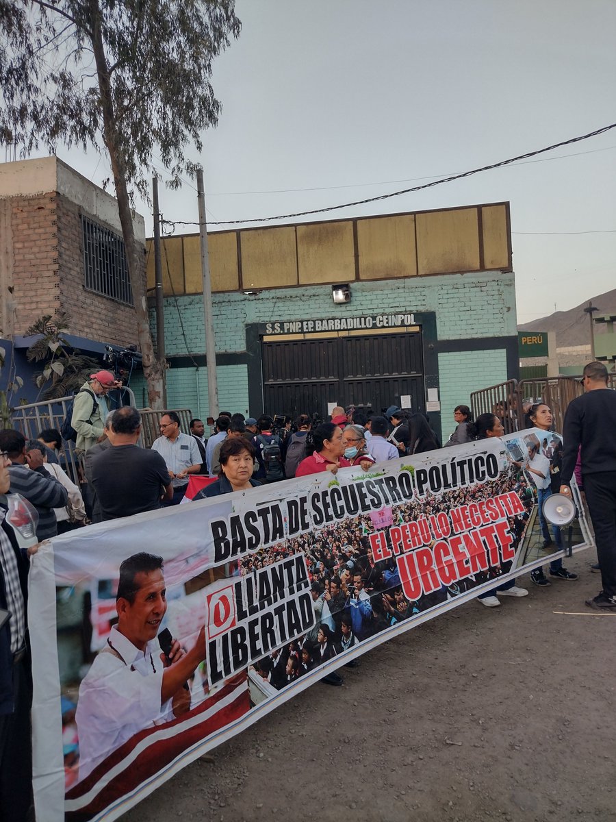 monicabarone's tweet photo. A pesar de que usaron la "Ley" contra @Ollanta_HumalaT , él valientemente se aferró a los instrumentos judiciales para buscar su libertad e inocencia. Hoy lo celebramos quienes sabemos del arduo trabajo en su quinquenio y de la persecución en todos estos años. #OllantaLibertad https://t.co/8JtfvxxKNk