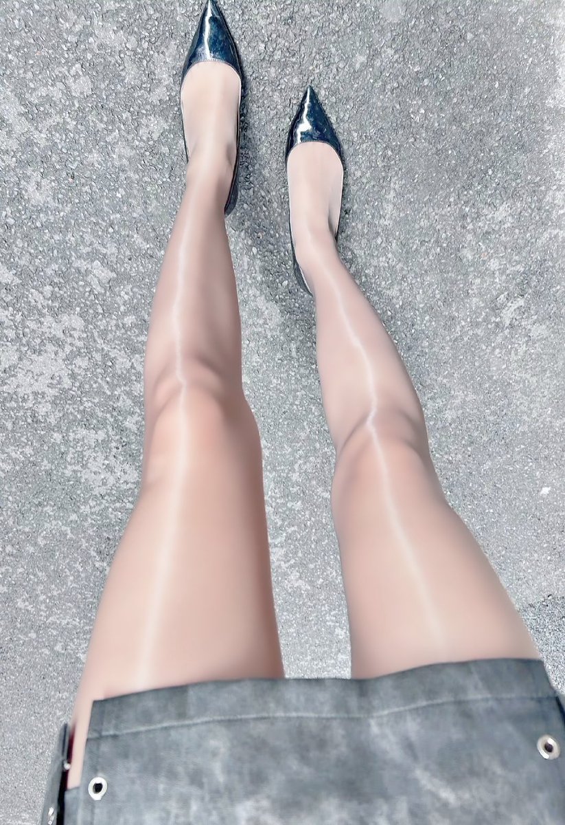 sisixiaomaoyany's tweet photo. 大学时的一个女同学，当时一起混社团的人，平日里非常汉子，与社团里的男生都打的很火热，导致几乎没人拿她当女的。
那阵子微信摇一摇还是很火的YP手段，这女同学也是通过摇一摇认识了一个男朋友，就是体育学院的，然后这女同学就在那么几天突然开始变得女人起来，甚至开始穿起了丝袜，说话也开始柔和了。
有次她就很神秘的问我们几个人：男生是不是都特别喜欢女生穿丝袜？
然后这女孩就开始讲故事了：我男朋友很喜欢我穿丝袜，甚至自己给我买，我穿上后他就老喜欢摸，而且不管干嘛他都喜欢我穿丝袜，我还以为不正常呢。