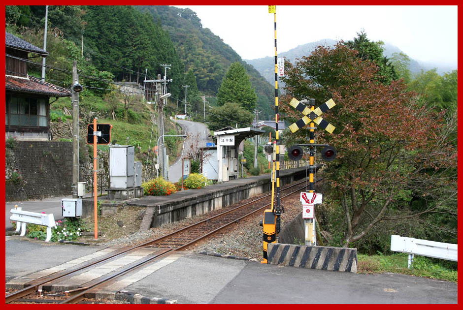 akatsukisha's tweet photo. 駅とまちの将来を考えるフォトエッセイシリーズ『駅路VISION』（エキジビジョン）
第33巻まで20年分のバックナンバー（リフロー型電子版のみ）はこちらから。
https://t.co/YrE7yFG0ue

写真は第9巻「陰陽Ⅳ」より、#三江線 現役当時の各駅を。
#江平駅
#口羽駅 
#伊賀和志駅

※本書は全巻Kindle読み放題対象です。
※第34巻以降は製本版、電子版ともございます。
「第34巻・鹿児島本線Ⅱ」（新大牟田・荒尾～鹿児島中央）2025初版
https://t.co/WqxFeswv98
「第35巻・陰陽Ⅲ」（芸備線・木次線）2025初版
https://t.co/TRONefo0JZ
「第1巻・鹿児島本線Ⅰ」（門司港～大牟田）2026改訂版
https://t.co/GP5FejR38K

#駅路VISION #駅タビ #駅旅 #鉄道旅 #まちづくり 
 #JR西日本
