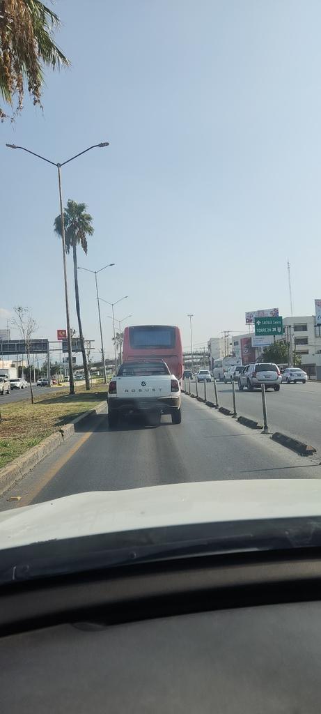 carrizalez21's tweet photo. #Saltillo @javierdiazglz Transporte de personal de la empresa #DMControl se meten arriesgando autos se paran en doble fila en los puentes antes distribuidor vial, polis parados donde ya se metieron 4 camiones kilómetros atrás!! @nSaltillo  quien los controla o los multa?? https://t.co/wCNl1V9ahr