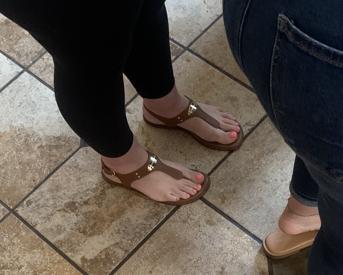 candidpheetz's tweet photo. Gfs mom knows I like her feet she asked me what color I should do next 😍#candids #candidfeet #feetِ https://t.co/SLqyUCN9KX