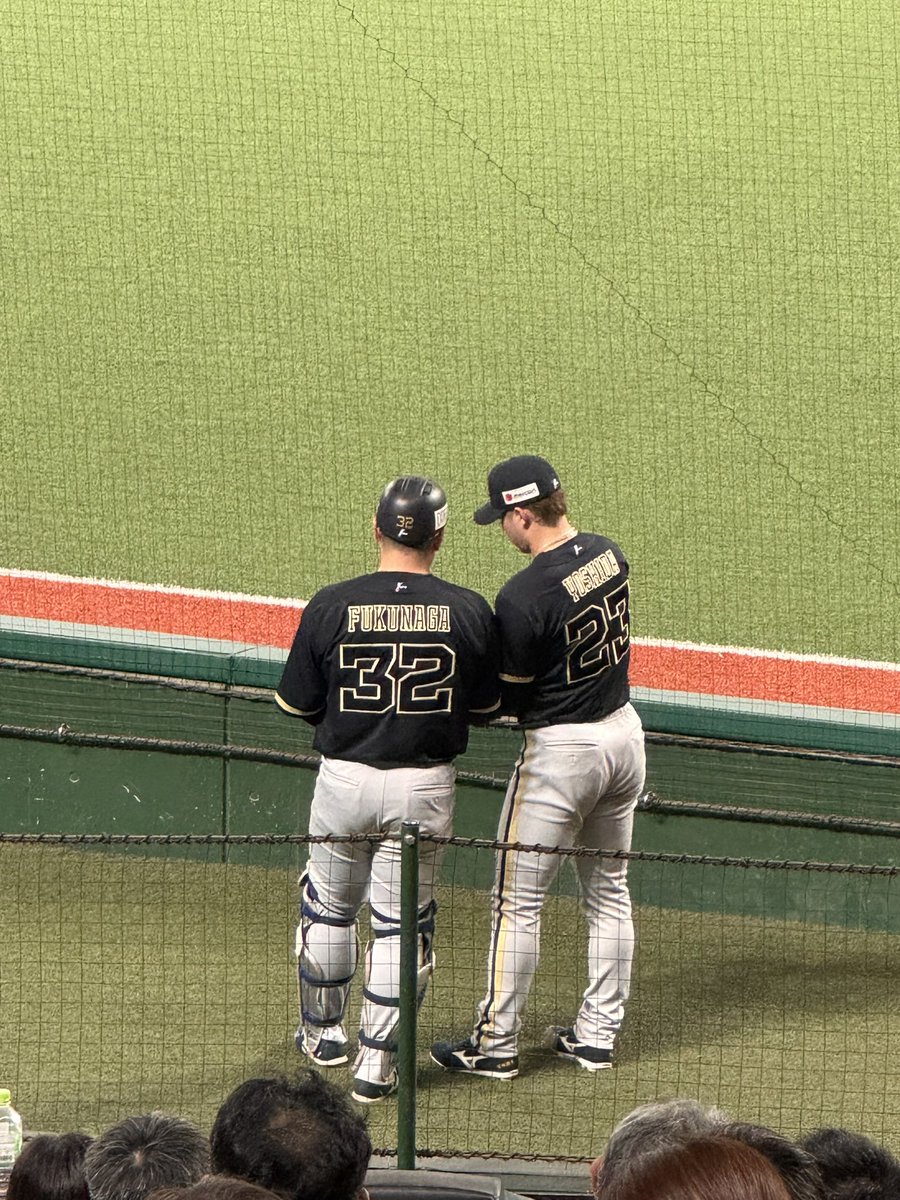 sa__yak's tweet photo. 10回裏輝星くんが3人でリズム良くピシャリと締めてくれたからこそ11回の攻撃に弾みがついた。前半戦から度々しんどい場面で投げて打たれて悔しい日もあったけどそんなもんでへこたれない吉田輝星が好き。この中継ぎ2勝目は大きな勝ち。福永くんもナイスリードありがとう！ https://t.co/t66kkDMUUK
