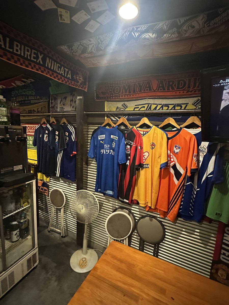 toshi91903's tweet photo. 出張で八戸行ったついでに、ヴァンラーレ八戸サポさんの聖地炭火焼わっつりに行ってきた。店内はいろんなチームのユニフォームがあって、店主といろいろお話しをできてよかった☺️
八戸アウェイはチケット取れなかったから、また仕事等の時行けたらな！

#ベガルタ仙台
#ヴァンラーレ八戸 https://t.co/Is2SW2fWo1