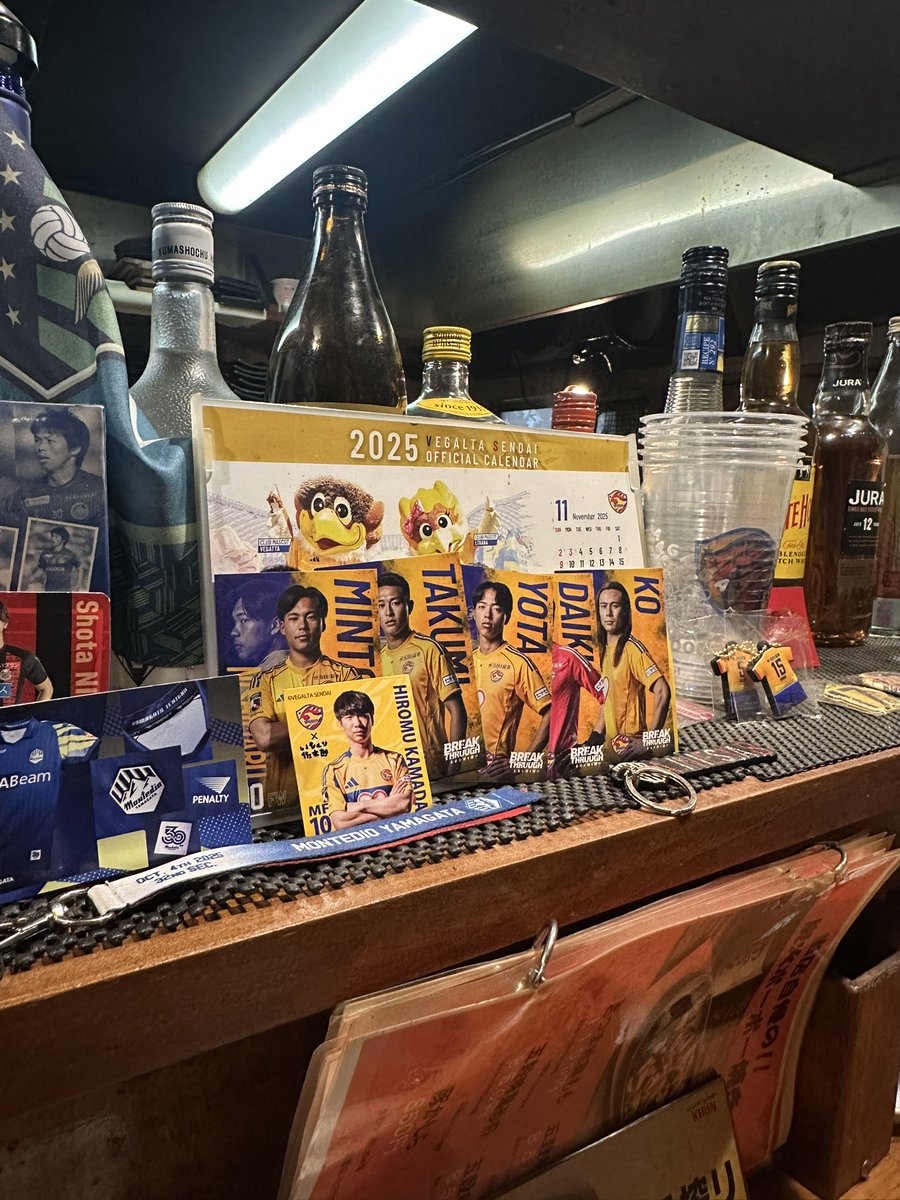 toshi91903's tweet photo. 出張で八戸行ったついでに、ヴァンラーレ八戸サポさんの聖地炭火焼わっつりに行ってきた。店内はいろんなチームのユニフォームがあって、店主といろいろお話しをできてよかった☺️
八戸アウェイはチケット取れなかったから、また仕事等の時行けたらな！

#ベガルタ仙台
#ヴァンラーレ八戸 https://t.co/Is2SW2fWo1