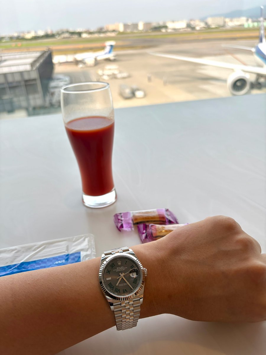 rolexsota's tweet photo. フライト前✈️
本日はDJ✨✨
この時計は最強に使いやすい😎 https://t.co/ao6EWrjm3t