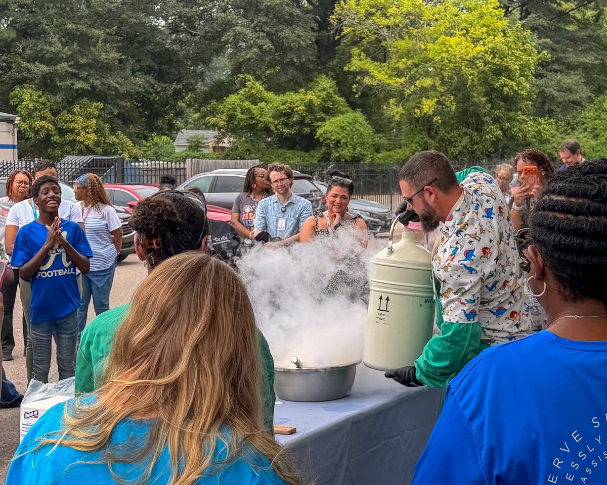 AllianceHS901's tweet photo. The Alliance Foundation brought the nexAir STEM Ice Cream Lab to our Whitney campus Friday: liquid nitrogen ice cream and a talk about science careers in Memphis.
Thanks to the Foundation for a great last Friday of summer. https://t.co/TqLkqRcJMv