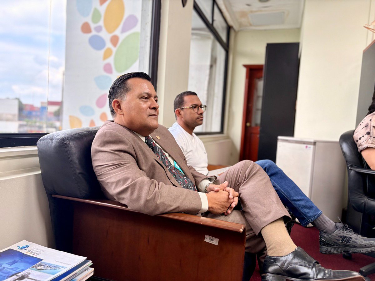 MIT_Ecuador's tweet photo. #Guayas | El ministro de Infraestructura y Tecnología, Roberto Luque, junto al viceministro de Servicios y Transporte, Byron Franco, mantuvo una reunión con representantes del gremio de transportistas urbanos de Guayaquil para analizar propuestas que impulsen la modernización del transporte público en el país. 🇪🇨🚌

✅ Durante el encuentro se revisaron iniciativas para incorporar nuevas tecnologías y energías limpias al transporte urbano, además de proyectos piloto de chatarrización, como parte de una visión orientada a contar con un sistema de movilidad más eficiente, sostenible y al servicio de los ciudadanos.

Trabajamos para construir un transporte moderno que conecte mejor a los ecuatorianos e impulse el desarrollo del país.