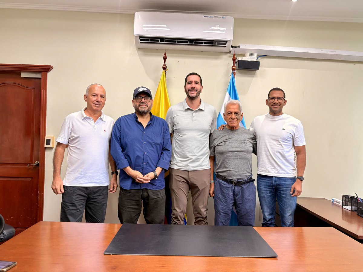 MIT_Ecuador's tweet photo. #Guayas | El ministro de Infraestructura y Tecnología, Roberto Luque, junto al viceministro de Servicios y Transporte, Byron Franco, mantuvo una reunión con representantes del gremio de transportistas urbanos de Guayaquil para analizar propuestas que impulsen la modernización del transporte público en el país. 🇪🇨🚌

✅ Durante el encuentro se revisaron iniciativas para incorporar nuevas tecnologías y energías limpias al transporte urbano, además de proyectos piloto de chatarrización, como parte de una visión orientada a contar con un sistema de movilidad más eficiente, sostenible y al servicio de los ciudadanos.

Trabajamos para construir un transporte moderno que conecte mejor a los ecuatorianos e impulse el desarrollo del país.