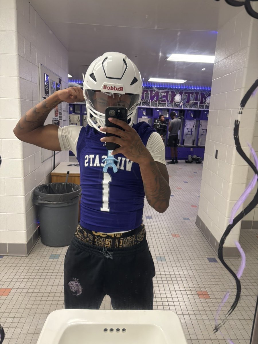 BrandonSorrel's tweet photo. New home๐ก , love it here canโt wait to see what all this work shows this season, looking good in that #1๐#seinoryear #classof2027 โผ๏ธ๐๐พ
@ChadSimmons_ @Rivals @247Sports @On3 @On3Richie @TomLoy247 @TFloss32 @TheUCReport @LoneStarPrepsTX @TXTopTalent @Coach_Keller @Coach_Lu @247recruiting @JUCOTopTalent @BWells409 @ciege81 @TFloss32 @LoneStarPrepsTX @dctf @TXTopTalent @Coach_Fenner6 @Coach__OMalley @TexasRecruiting @ElginWildcatFB