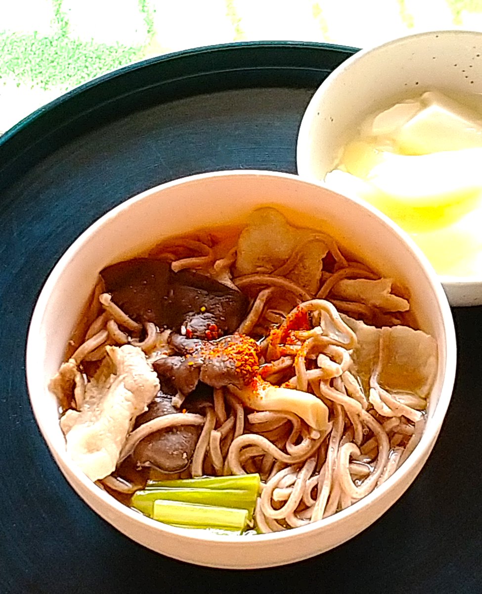 grill_pan's tweet photo. おはようございます🌞

#朝ごはん は、

🍄🍄肉汁そば

でした🎶

豚バラと、霜降りひらたけ(^^)/

#おうちごはん https://t.co/JrBer5yhJY