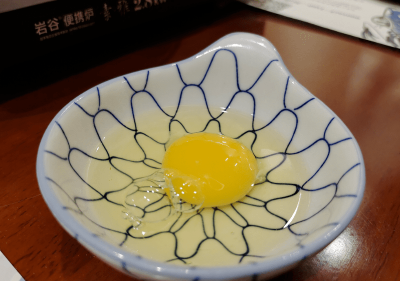 zeus1995w's tweet photo. 刚出锅的酱肉包分了一半给对门阿姨，她塞来的自种小番茄酸甜爆汁！邻里小美好，就藏在一口热乎里 https://t.co/VzkoX15ueC