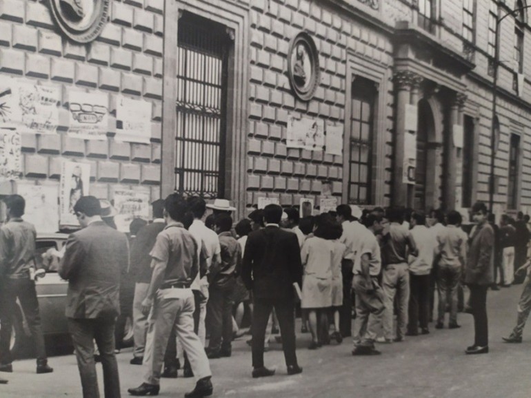 INEHRM's tweet photo. #SigloXX

3-agosto-1968

Estudiantes de la Academia de San Carlos transforman la escuela en una fábrica de propaganda del #M68. Con el apoyo de maestros grabadores, crearon una narrativa visual propia con volantes y carteles para contrarrestar la narrativa de la prensa oficial🎨 https://t.co/pbl3NepQgk