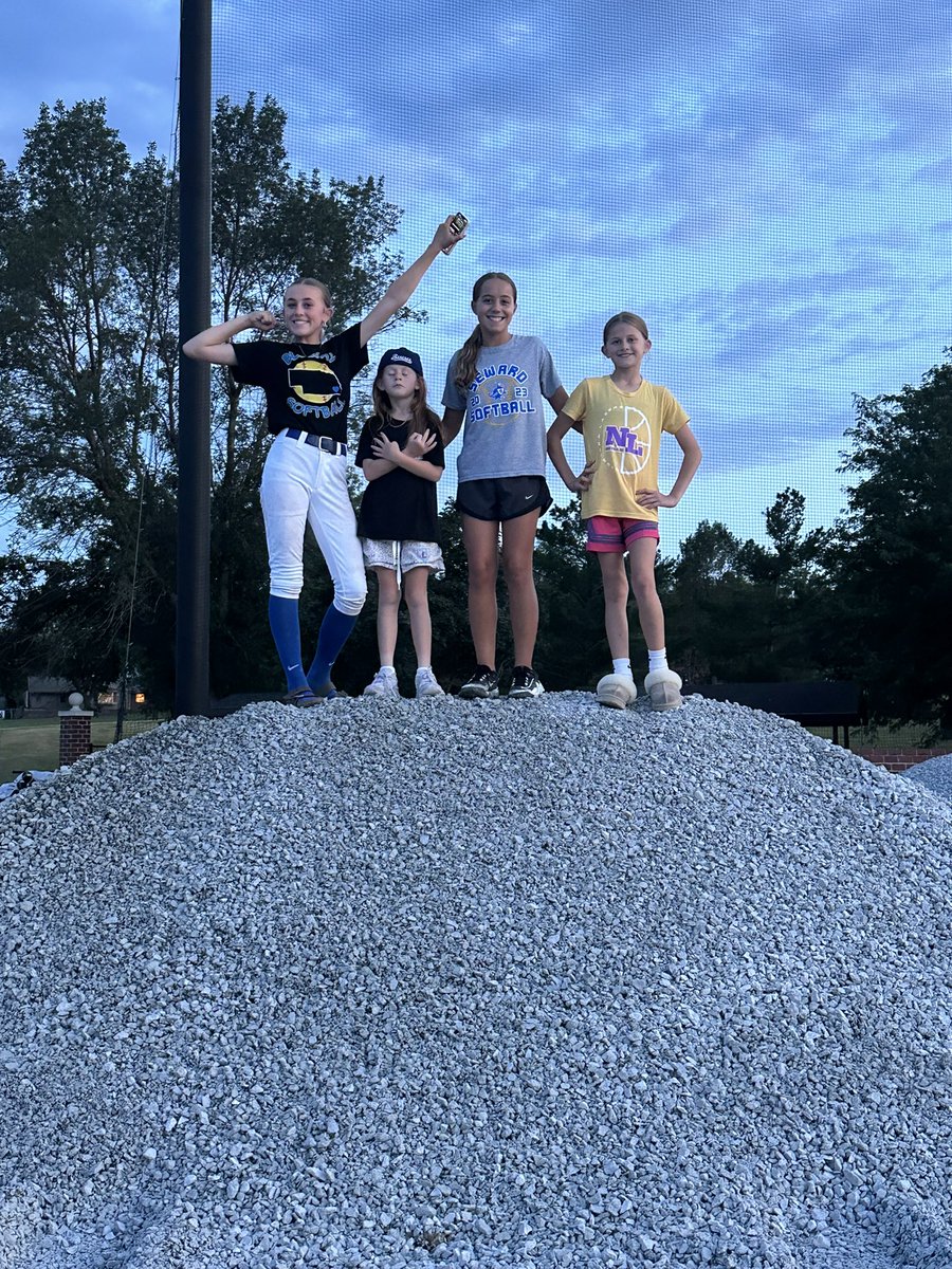 SewardSoftball's tweet photo. JV and Varsity camp in the books! Softball gods smiled on us with great weather! 
Fun day with great people and teams. Best of luck to all of our camp teams all year! https://t.co/VyjBVgKya3