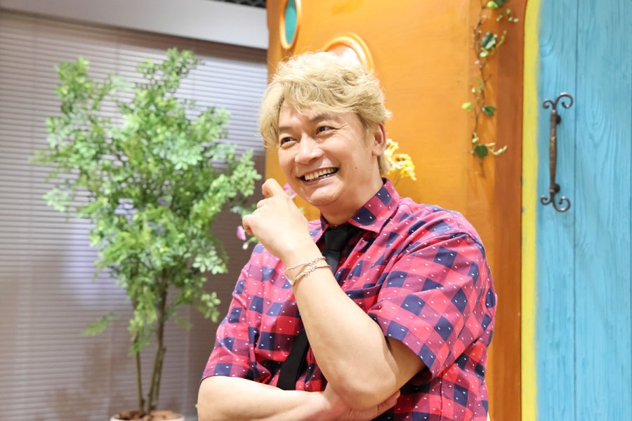 lmaga_jp's tweet photo. 香取慎吾さんに独占インタビュー🗣️

MCを務める、異質？なバラエティー番組
📺『しんごの芽』

── テレビって本来こういう場所だった
慎吾ママに通ずる“パンク精神”を感じます
👉https://t.co/awIxUvVRMk https://t.co/0f8zM2zsDS