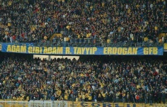 gulduriza's tweet photo. Devletin 1 numaralı yetkilisi stadın etkinliğe açılmasını istedi, ne diyeceksin hayır mı? Bu bir organizasyon, Beşiktaş JK ile devlet yetkilileri arasında yapılan istişareler sonucunda stadın sözkonusu derneğin etkinliğine birkaç saat için tahsisini gerektiriyor.

Ben bir taraftarım; bu durumu onaylamayabilirim, farklı bir ideolojiye sahip de olabilirim. Peki siz kendi özgür iradenizle en büyük taraftar oluşumunuz "genç fenerbahçeliler" grubu ve onun derneğinin tribünde ve caddede açtığı pankartlar hakkında ne düşünüyorsunuz?