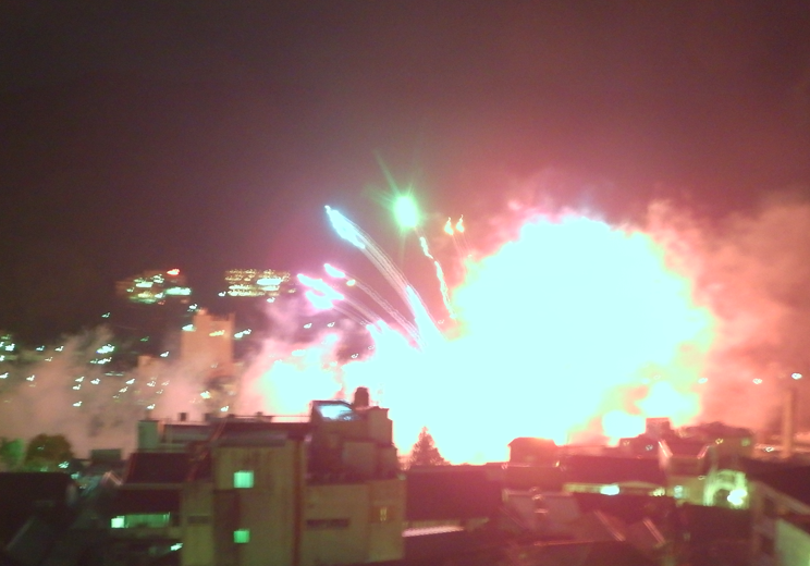 JAPAN_D3's tweet photo. 花火の撮影をすると左に出る者はいないと言われる自分から撮影のレクチャーをすると
全ては勘！
雲台三脚機材のことは気にせずに勘で押して押して押しまくる！
するとどうだ、日本にいながら日本ではないような写真が撮れてるんだ。

「間違って望遠レンズで撮影してしまった」　長岡花火大会の“失敗写真”に13万“いいね”→1年後…撮影者の今を聞いた(Hint-Pot)
#Yahooニュース
https://t.co/4qOzEy9qx4