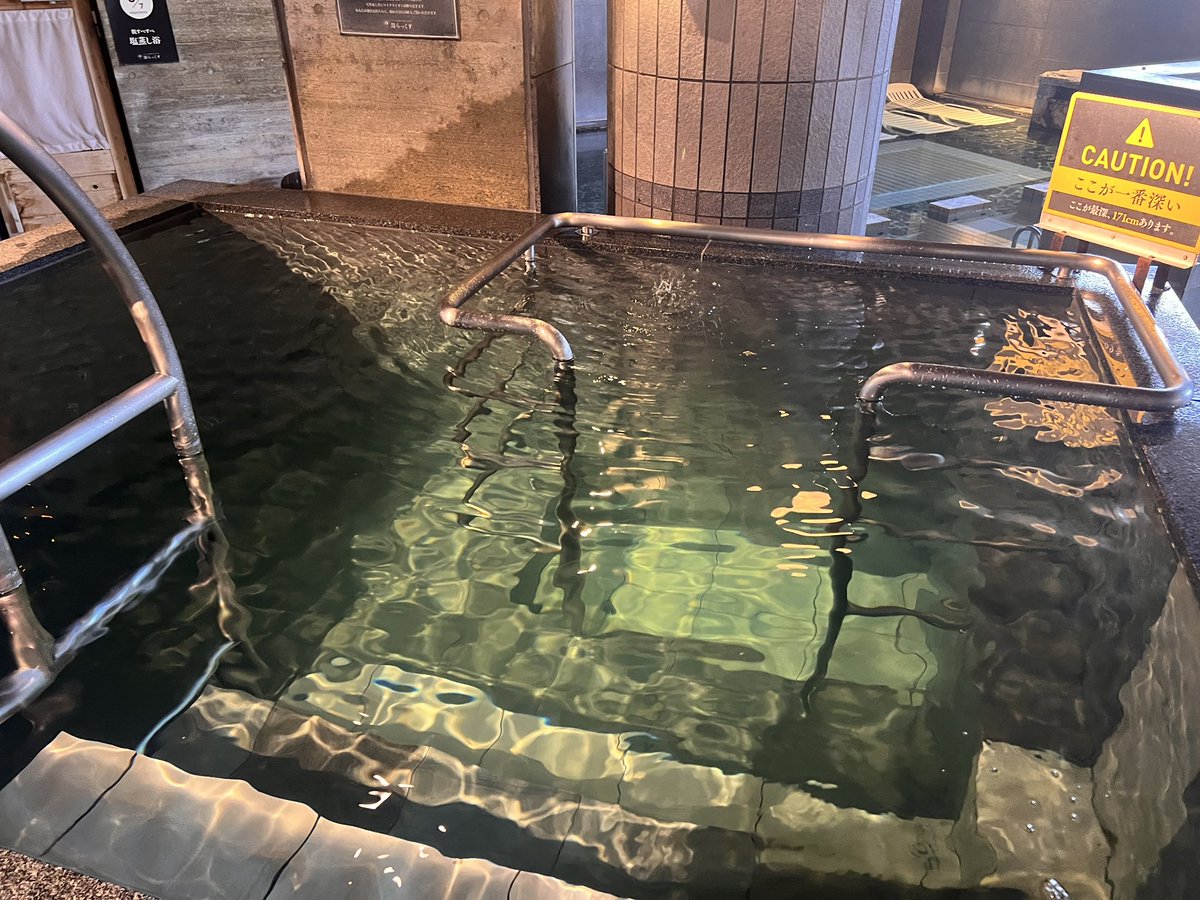 yulax_kumamoto's tweet photo. 【熊本本店からのお知らせ】

本日10時より営業を再開いたします。

地震発生後、スタッフによる迅速な清掃と安全確認を行い、温泉設備の管理業者様をはじめ、電気工事業者様、サウナ設備業者様、建設会社様など、本当に多くの皆様に発生直後からご協力いただきました。

皆様のお力添えのおかげで、こうして営業を再開することができます。心より感謝申し上げます。

また、「ボランティアの方への無料開放や一般開放は行わないのですか」というお問い合わせもいただいております。

さまざまな状況を踏まえ、���回はまず施設として一日でも早く営業を再開し、日常を取り戻すことが今できる役割だと判断いたしました。

今後、熊本市や熊本県が大規模なボランティア受け入れを開始する状況になれば、私たちとしてもできる支援について改めて検討してまいります。

皆様に安心してご利用いただけるよう、スタッフ一同努めてまいります。

猛暑です。水風呂もペンギンルームもキンキンに冷やしてお待ちしております。

疲れまくった脳と身体をクールダウンしに来てください。

本日もどうぞよろしくお願いいたします。